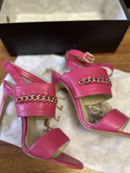 Босоножка новая