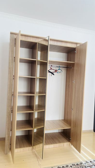 Шкаф для одежды. И кровать