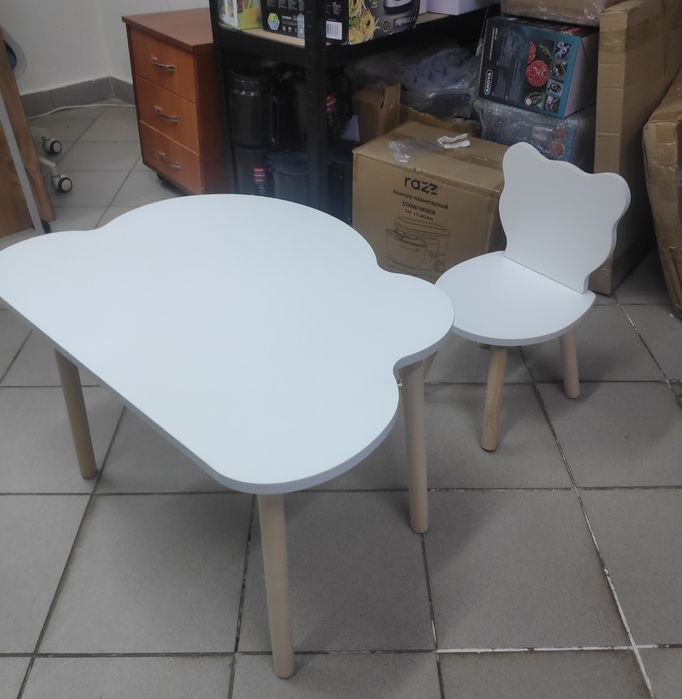 Продаем детский стол облако и стул мишка