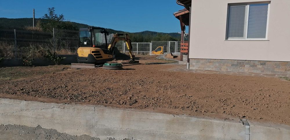 Услуги със багер, хидравличен чук, тристранен самосвал и пътна помощ.