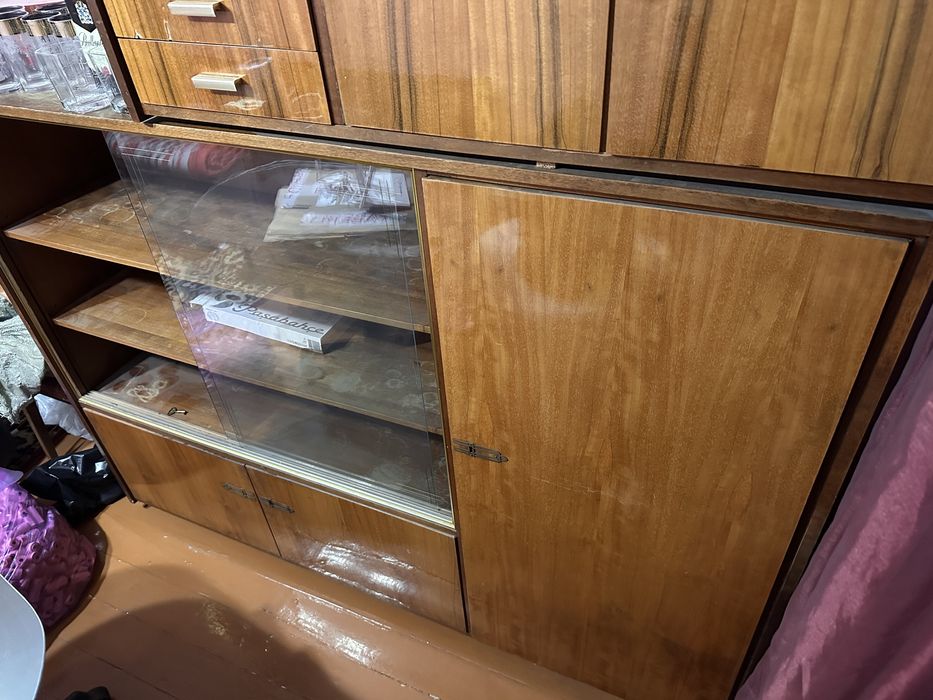 Отдам сервант и полки