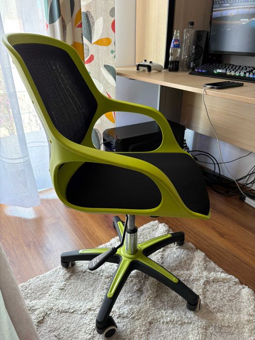 Birou copii cu scaun ergonomic, stare foarte buna,