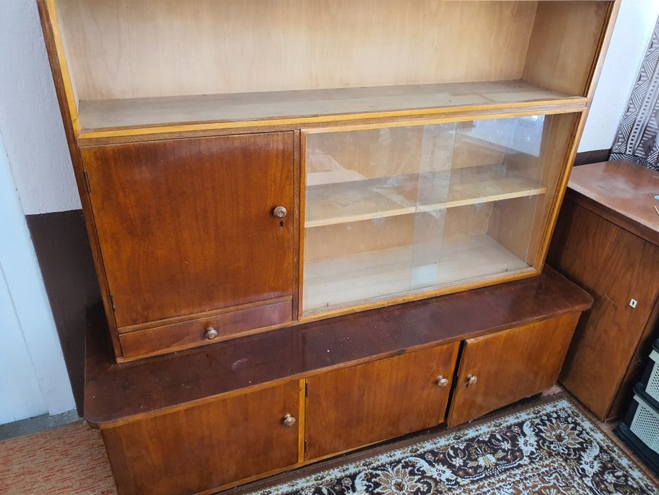 Продавам старинен шкаф