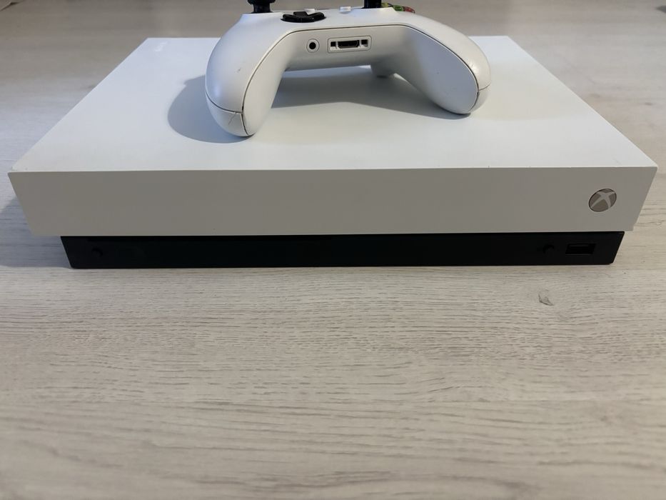 Xbox One X, white edition, 1TB, maneta, cd joc
