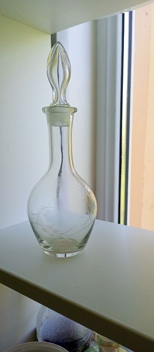 Посуда графины и 2 одинаковые вазы