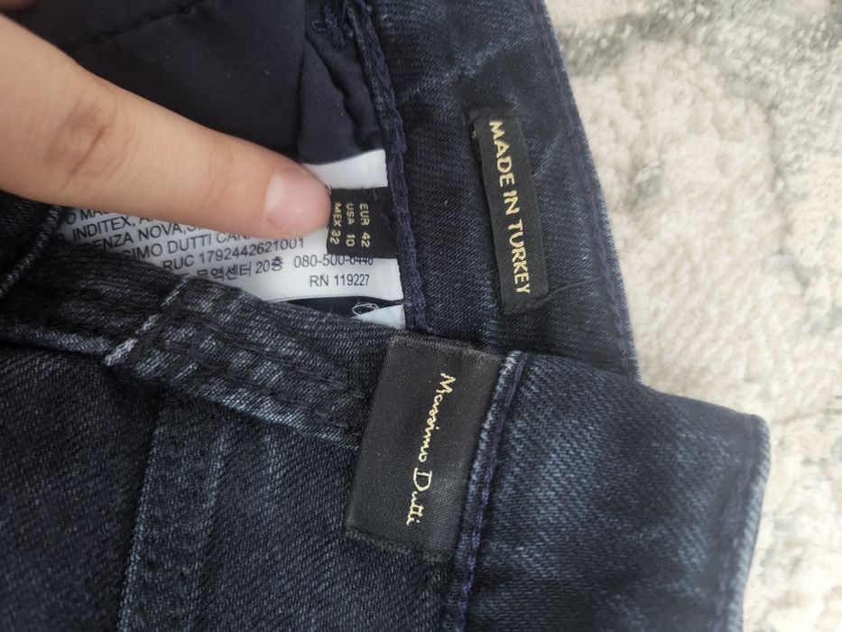 тёмно-синие джинсы