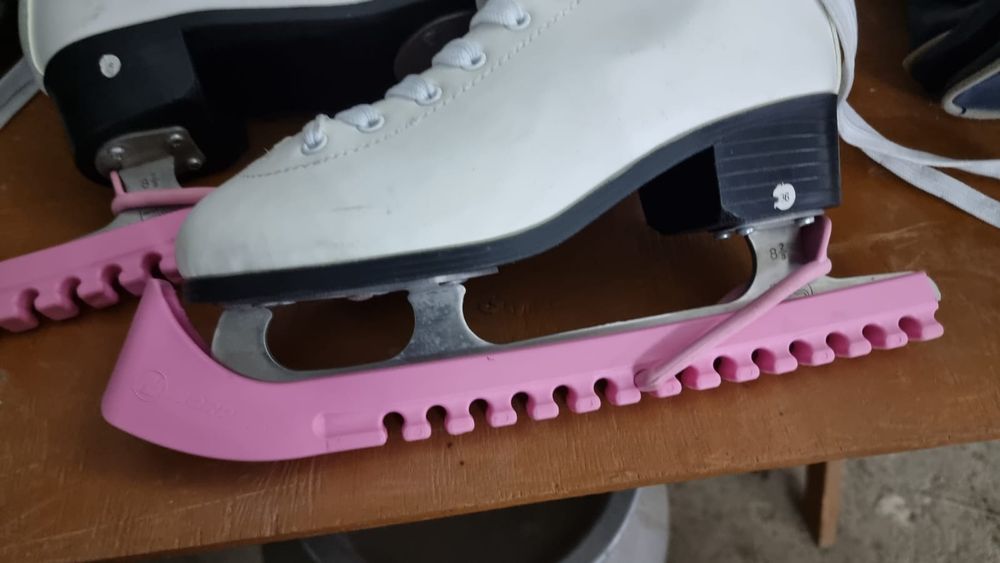 Продам женские коньки