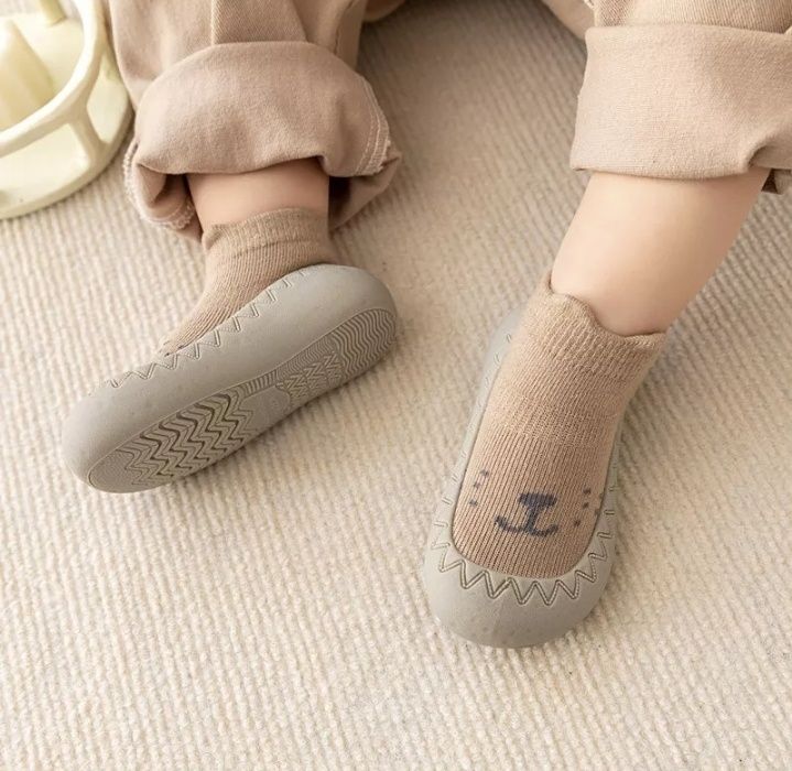 Детски/ бебешки пантофи тип чорапи с гумени подметки/ наколенк