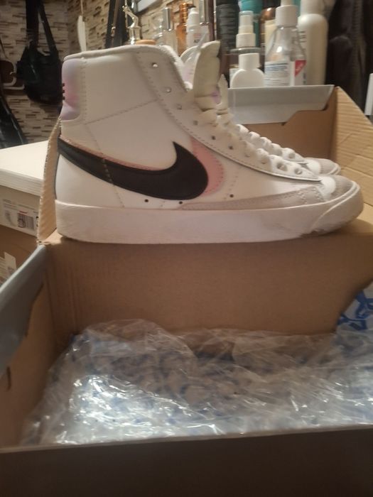 Продаётся обувь.