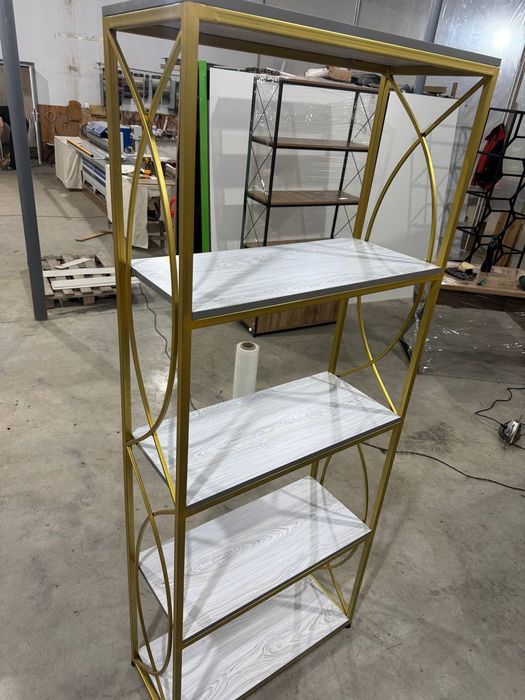 Zamonaviy dizaynda stol va stelajlar