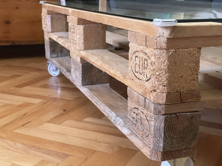 Холна маса от палета със стъкло