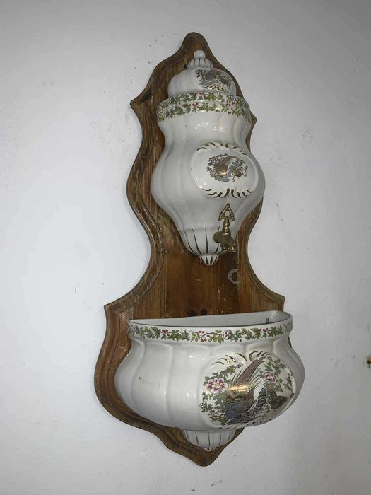 Cismea de perete din portelan cu ornament robinet din bronz