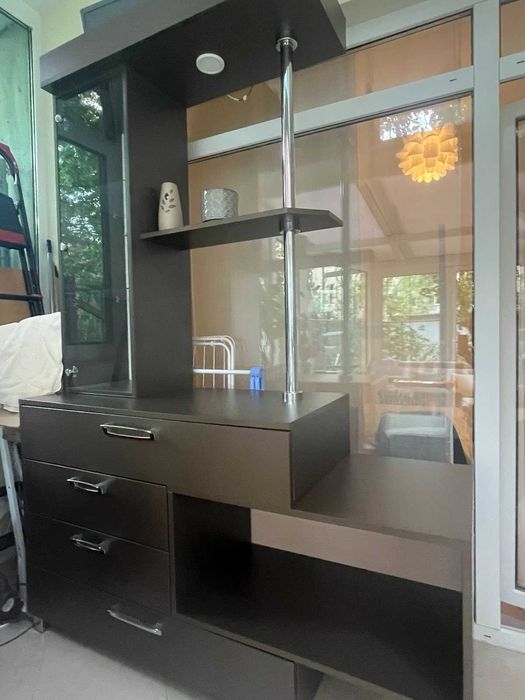 Модерна секция с чекмеджета и рафтове