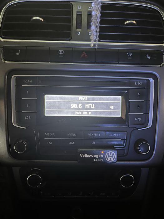 Продам магнитолу rcd 220