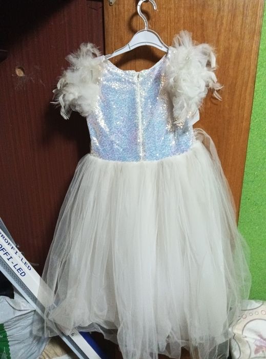 Платья для девочек для праздника очень хорошие состояние отличное прод