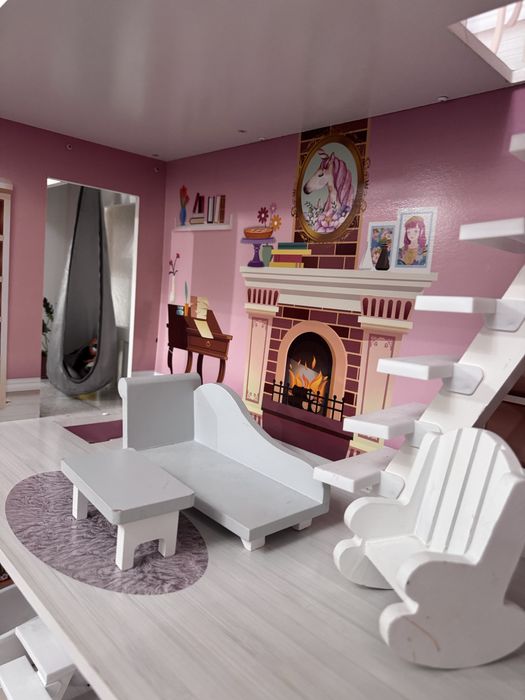 Продам кукольный домик для девочки