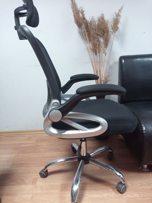 Офис стол, регулиращ, с повдигащи  подлакътници