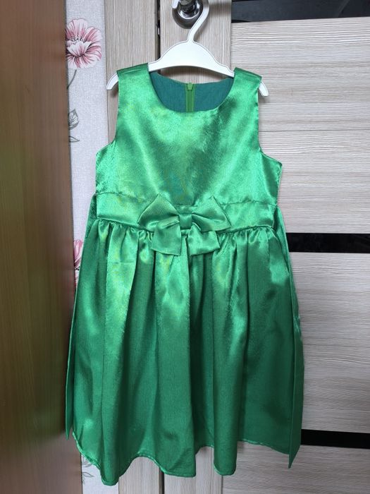 Нарядные платья на девочку 5-6 лет