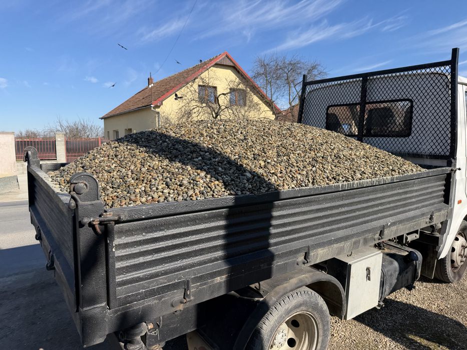 Nisip / piatră concasată/sorturi / pamant umutură sau nisipos