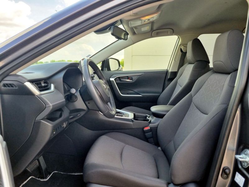 Toyota RAV4 Tracțiune 4X2 FATA / Hibrid / An:2021 / Camera / ACC+