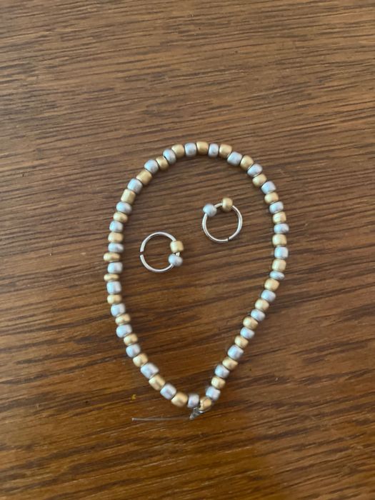 Гривни,колиета и обеци всичко общо струва 40лв