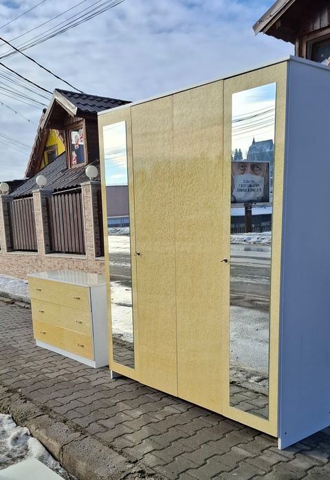 Vand set de Dormitor italian cu un Design elegant si rafinat. Model lu