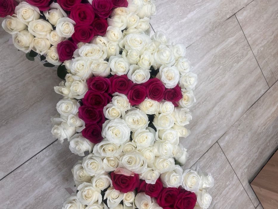 Цветы,буквы инициалы ,51 роза