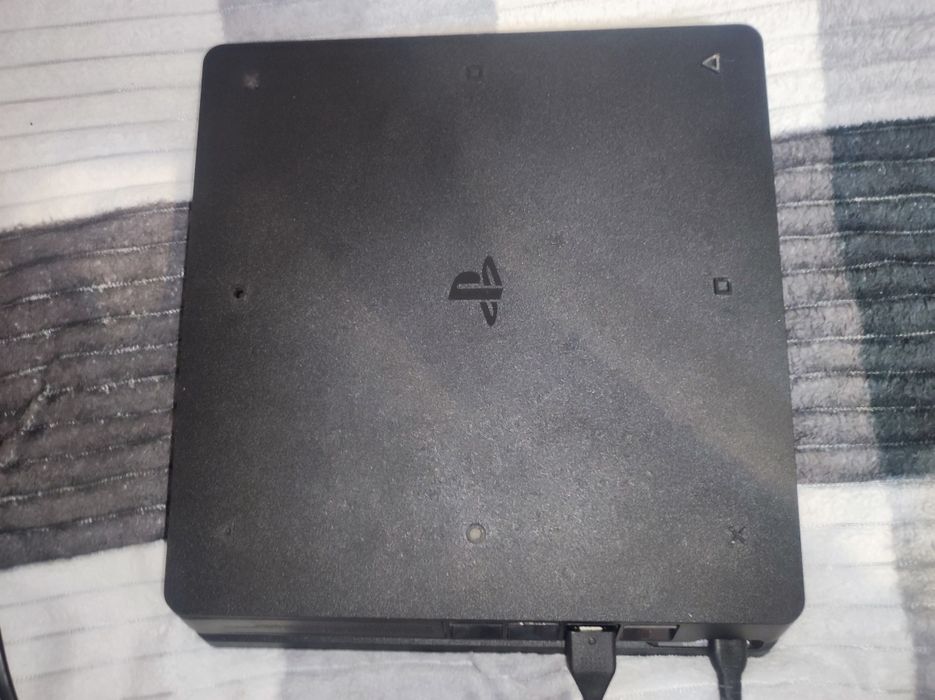 Продам Ps4 Fat 1TБ ПАМЯТИ 4игры+2джостика ориг