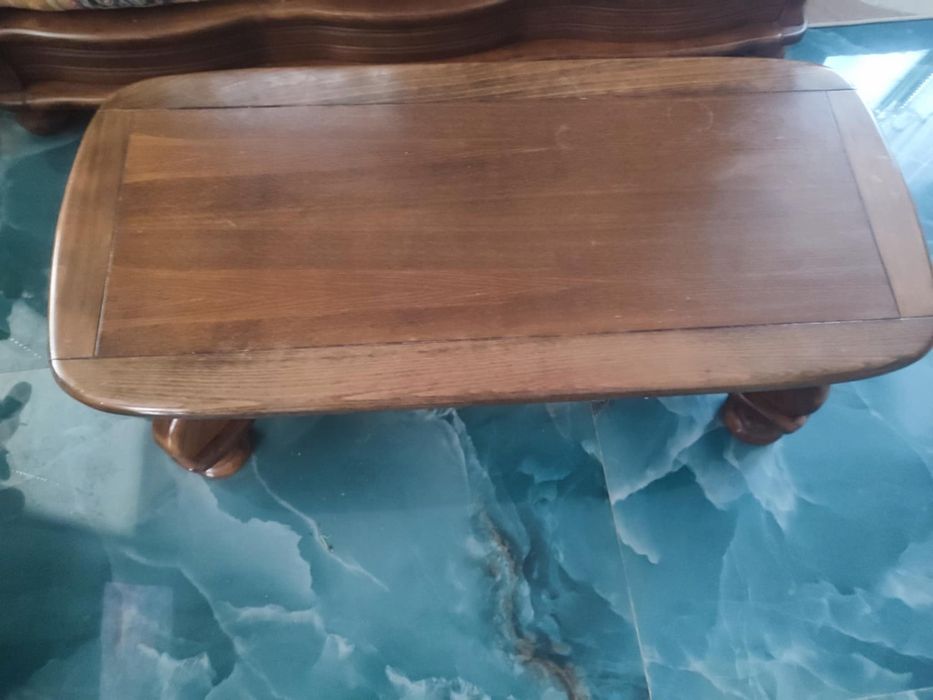 Vând măsuța lemn masiv