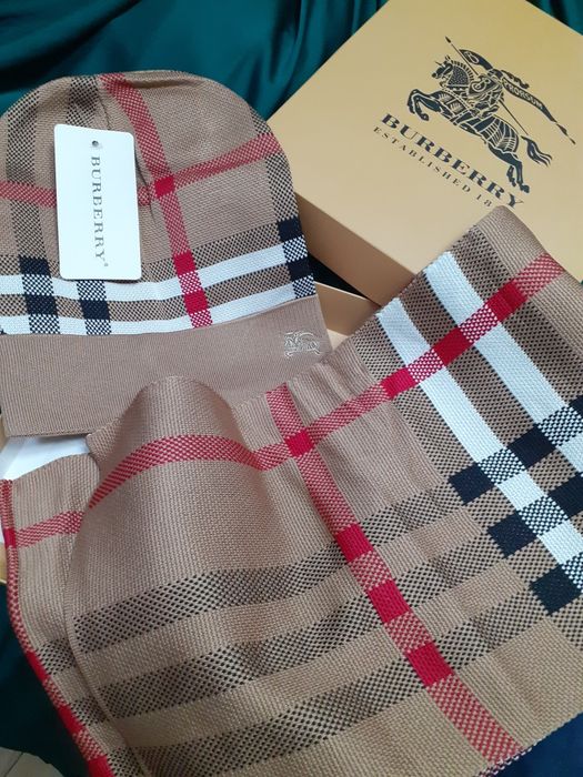 Set , caciula si fular, Burberry.