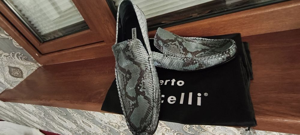 Brendviy oyoq kiyim bor yangi made in Italy