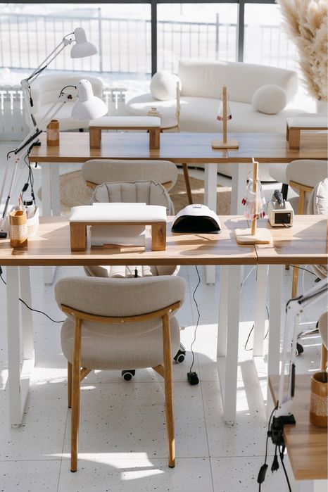 Маникюрный стол в аренду