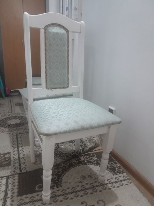 Продам белые деревянные стулья