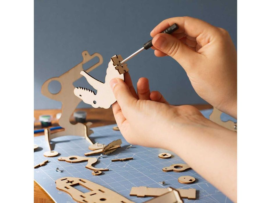 Динозавър с Дистанционно за сглобяване и оцветяване Работилница