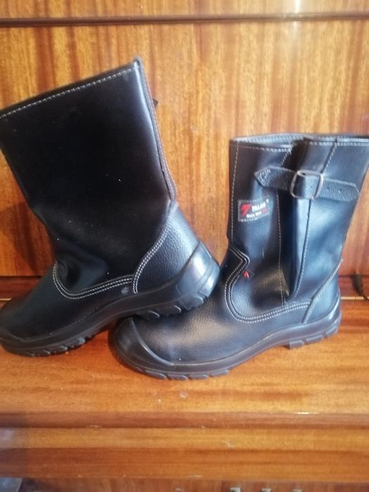Продам новые рабочие ботинки.