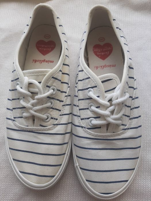 Продам белые и чёрные кеды