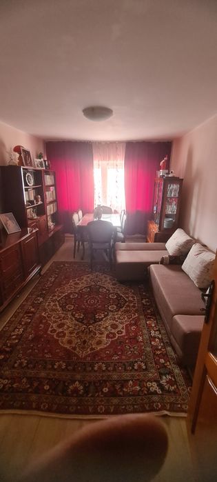 Vând masă extensibila cu șase  scaune