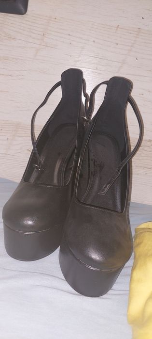 Обувки с платформа