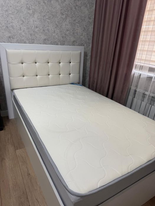 Кровать с матрасом