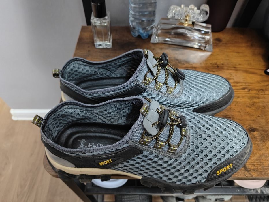 Продам Трековые кроссовки, сетчатые, размер 43