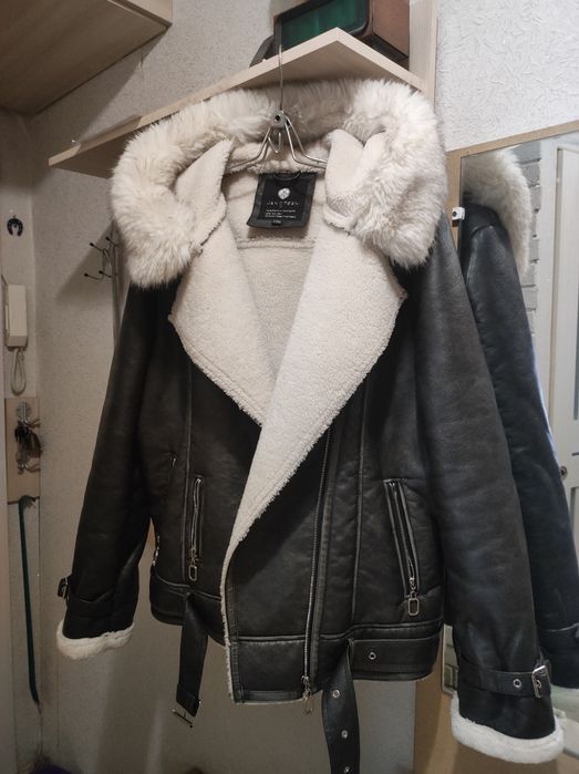 Дублёнка, шуба, шапка.