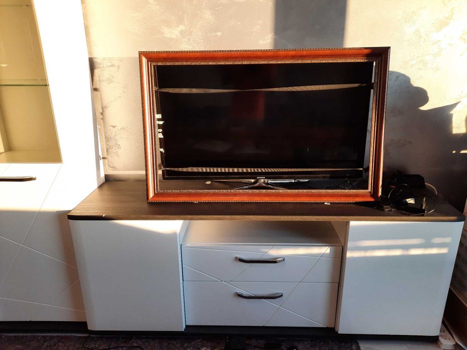 МЕБЕЛИ - (Маси,диван,етажерки,щори,рамка и др)