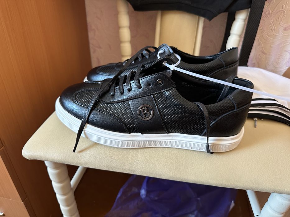 МУЖСКИЕ кроссовки продам срочно!!