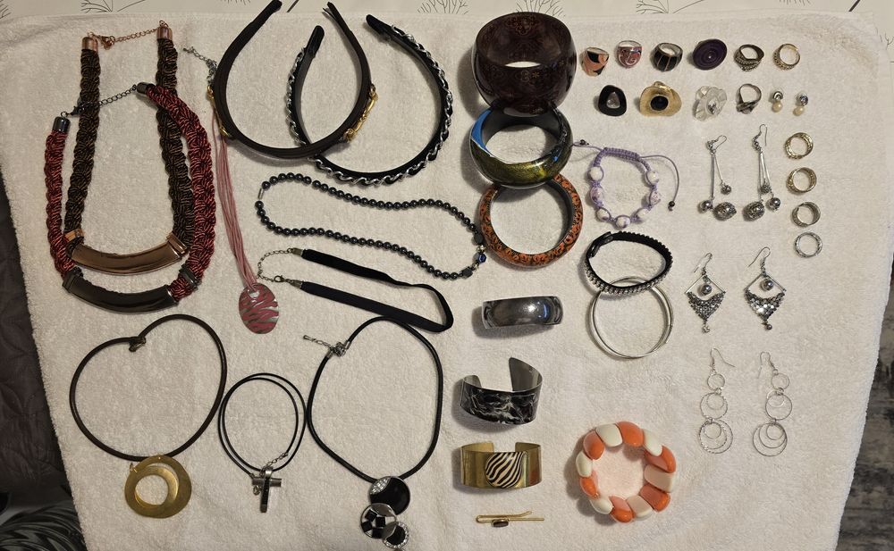 Разнообразие от бижута на цени от 2 до 5 евро за брой.