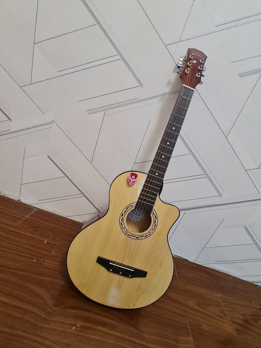 Продаю совершенно новую гитару