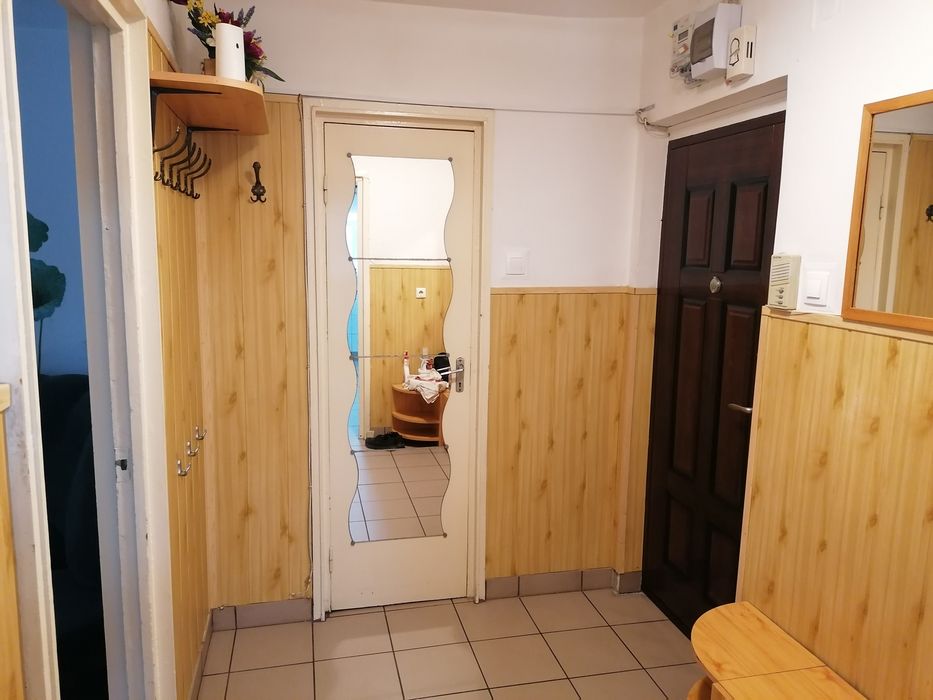 Închiriez apartament cu 2 camere