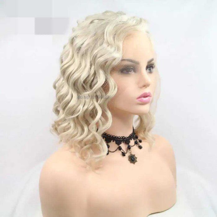 35 см Къса къдрава синтетична платинено руса перука с дантела отпред