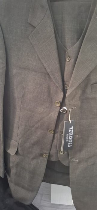 Костюмдер әр түрлі размердегі