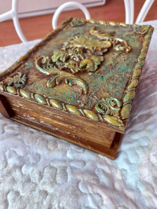 Ръчно декорирана дървена кутия във вид на старинна книга