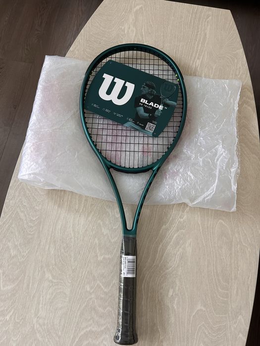 Тенис ракета Wilson Blade 18/20 пусната в действие